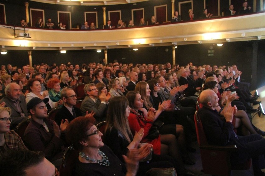 Niezwykły spektakl o Andrzeju Zausze w kieleckim Teatrze z pełną widownią [zdjęcia]