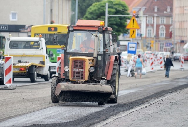 Od poniedziałku, 26 czerwca br., do zakończenia robót budowlanych związanych  z przebudową ulicy Bohaterów Westerplatte będą występować utrudnienia w ruchu na ulicach: Bohaterów Westerplatte, Pod Topolami, Plac Bohaterów, dr Pieniężnego, Kazimierza Wielkiego, Jana Keplera, Fryderyka Chopina, Dworcowa i Ułańska - informuje Monika Zapotoczna z biura prezydenta miasta. - W czasie przejazdu przez ul. Bohaterów Westerplatte należy bezwzględnie stosować się do znaków drogowych i osób kierujących ruchem. 