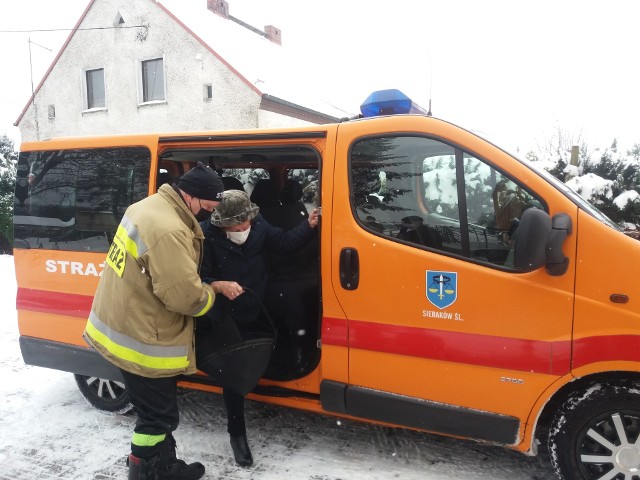 Strażacy z powiatu lublinieckiego pomagają w transporcie do punktów szczepień.Zobacz kolejne zdjęcia. Przesuwaj zdjęcia w prawo - naciśnij strzałkę lub przycisk NASTĘPNE