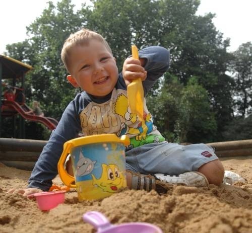 Dwuletni Daniel Suchto wraz z opiekunką lubi bawić się w piaskownicy w parku Wiosny Ludów