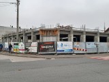 Budowa galerii "Na Rogu" w Jędrzejowie. Trwają prace przy zabezpieczaniu sąsiednich budynków. Zobaczcie zdjęcia