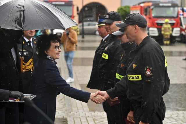 Marszałek Sejmu Elżbieta Witek ze strażakami