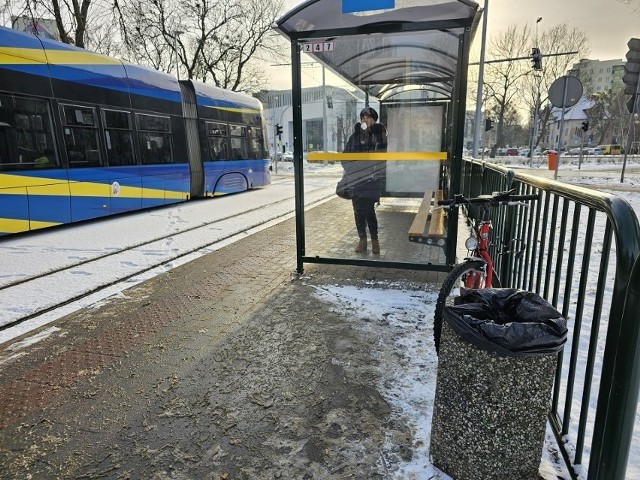 Prokuratura umorzyła dochodzenie w sprawie rzekomej kradzieży 200 metalowych stelaży do śmietników z przystanków MZK w Toruniu. Przejrzano dokładnie monitoringi z 28 miejsc. Przesłuchano m.in. pokrzywdzonego (szefa firmy podwykonawczej wobec MPO w Toruniu) i... żadnych dowodów na to, że w ogóle doszło do kradzieży nie znaleziono.