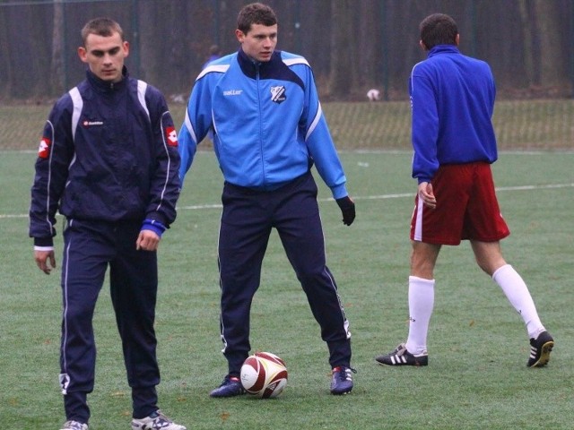 Rafał Niziołek (z lewej) i Patryk Tuszyński (w środku) byli wyróżniającymi się zawodnikami w zespole MKS-u.