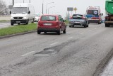 Cichy asfalt na wiadukcie przy Ozimskiej w Opolu się sypie 