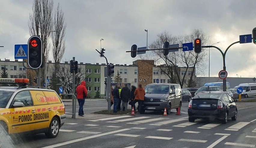 Do zdarzenia volkswagena busa i audi doszło w piątek, 22...