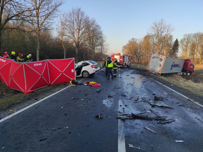 Śmiertelny wypadek na DK20. Zginęły trzy osoby. Poważne utrudnienia