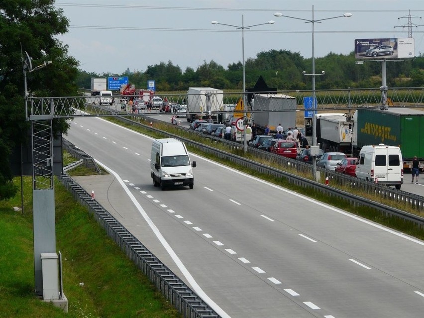 Znów wypadek na A4 pod Legnicą. Aż 9 osób rannych w zderzeniu busa z ciężarówką (ZDJĘCIA)