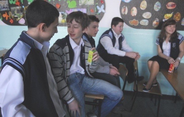Uczniowie PSP nr 1 w Opolu tuż po napisaniu testu.