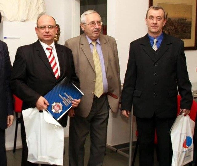 Piotr Smykała (z lewej) i Edward Dalibóg (z prawej) odebrali nagrodę od przedstawicieli Zarządu Głównego Związku OSP RP.