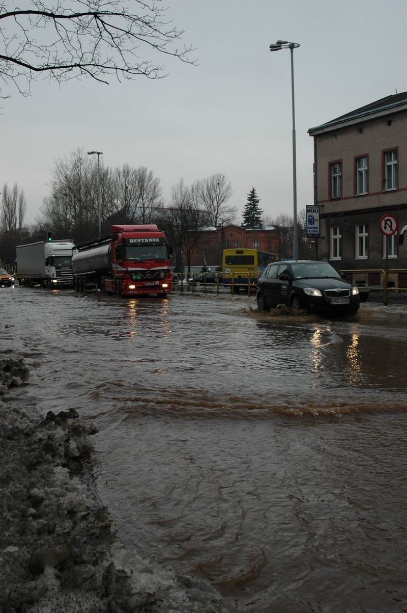 Pekl wodociąg przy ul. Garncarskiej w Slupsku. To juz...