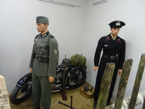 Na wystawie można zovaczyć elementy wyposażenia żołnierzy niemieckich i sowieckich