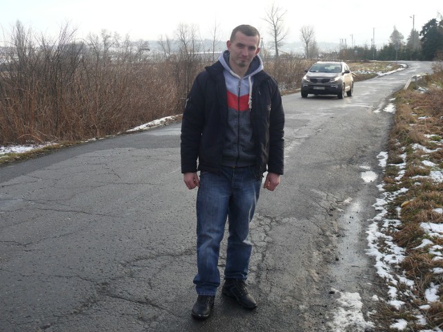 Karol Dziuba, mieszkaniec Siedlca, przekonuje, że ludzie we wsi od 10 lat proszą o remont drogi. I dalej muszą czekać