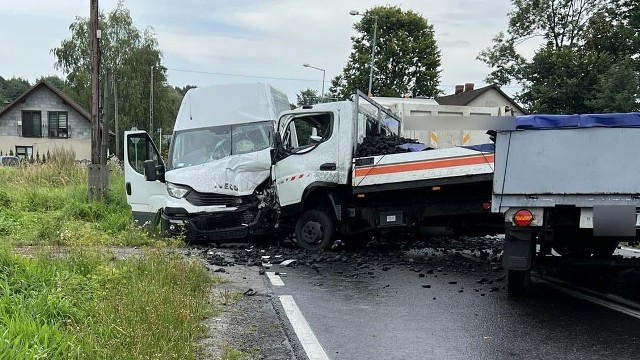 Na drodze 44 we Włosienicy doszło do wypadku z udziałem dwóch ciężarówek i pojazdu dostawczego