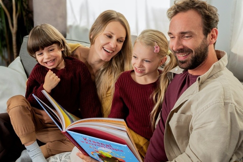Rodzina wspólnie czyta książkę