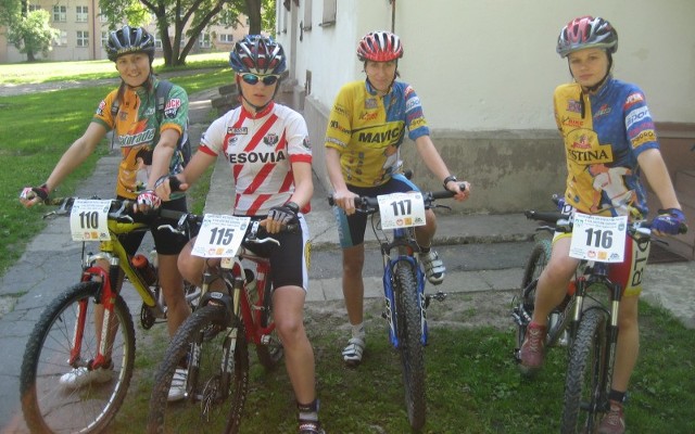 Na zawodach w Chełmie reprezentantki Uniwersytetu Rzeszowskiego zdobyły srebrny medal w klasyfikacji zespołowej kobiet. Od lewej Joanna Błażowska, Ewelina Szybiak, Joanna Kuleta i Magdalena Pałys.