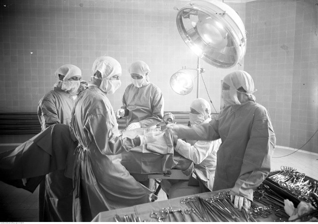 13 lipca 1987 roku w Klinice Kardiochirurgii w Zabrzu dokonany został zabieg przeszczepu serca pierwszemu bydgoszczaninowi, Janowi Wesołowi. Operacja udała się, pacjent wrócił do zdrowia. Wesół zmarł nagle na nerki 7 grudnia tego samego roku.
