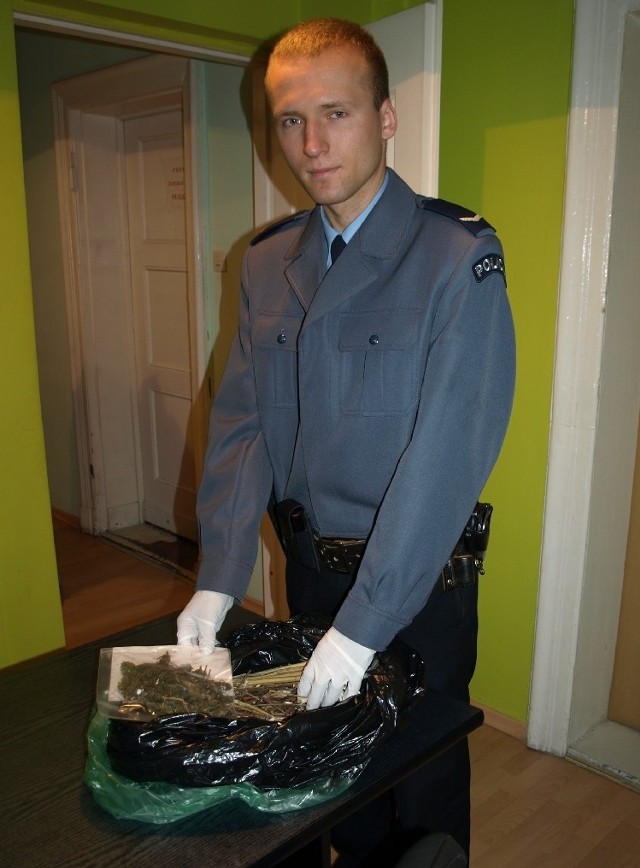Sierż. Wojciech Żuchowski z KPP w Międzyrzeczu prezentuje marihuanę znalezioną w mieszkaniu 20platka z Kęszycy Leśnej.