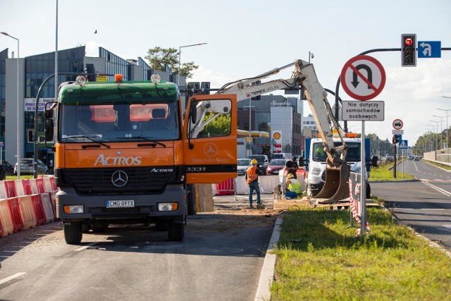 Na niedawno wyremontowanej i oddanej do użytku ulicy Grunwaldzkiej w Bydgoszczy znów trwają prace remontowe. Przez około 2 tygodnie kierowcy muszą się liczyć z utrudnieniami. Wykonawca wcześniejszej przebudowy - firma Budimex - naprawia tam bowiem kanalizację.