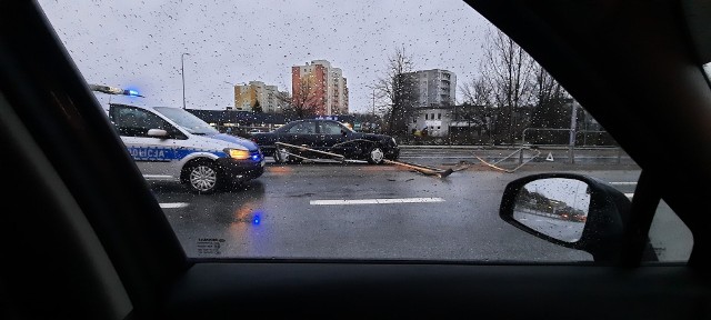 Na ulicy 1905 roku w Radomiu kierowca Mercedesa wjechał w barierki.