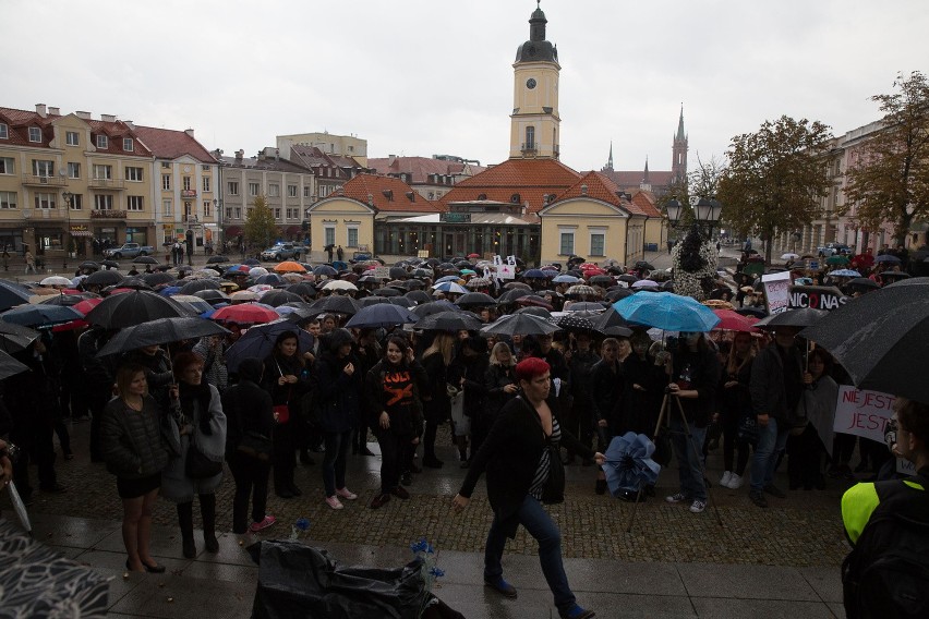 Protest w Białymstoku rozpoczął się o godzinie 15 przy ul....