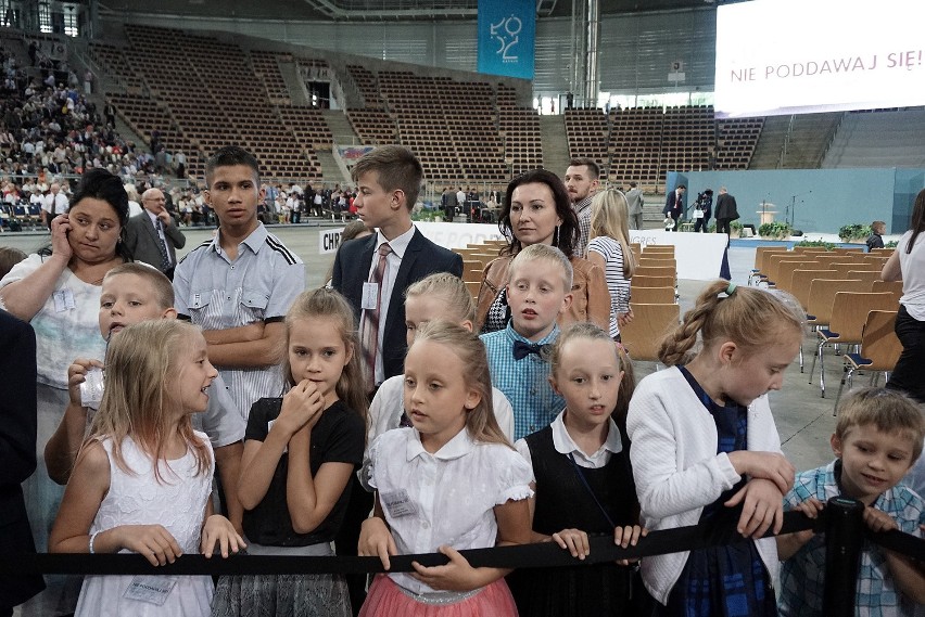 Kongres Świadków Jehowy 2017 „Nie poddawaj się!”. Chrzest w Atlas Arenie [ZDJĘCIA, FILM]