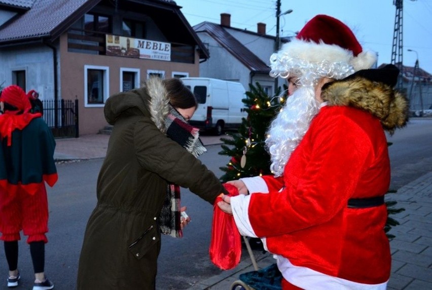 Goniądz. Mieszkańców odwiedził św. Mikołaj i mobilna choinka na życzenia (zdjęcia)