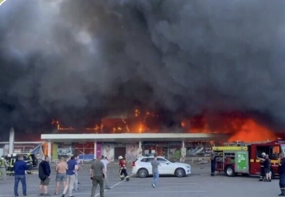 12 osób zginęło w rosyjskim ataku rakietowym na centrum handlowe w ukraińskim Krzemieńczuku.