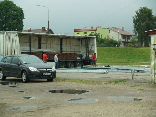 Zupełnie inna ekipa montuje parasole i stoły z ławami