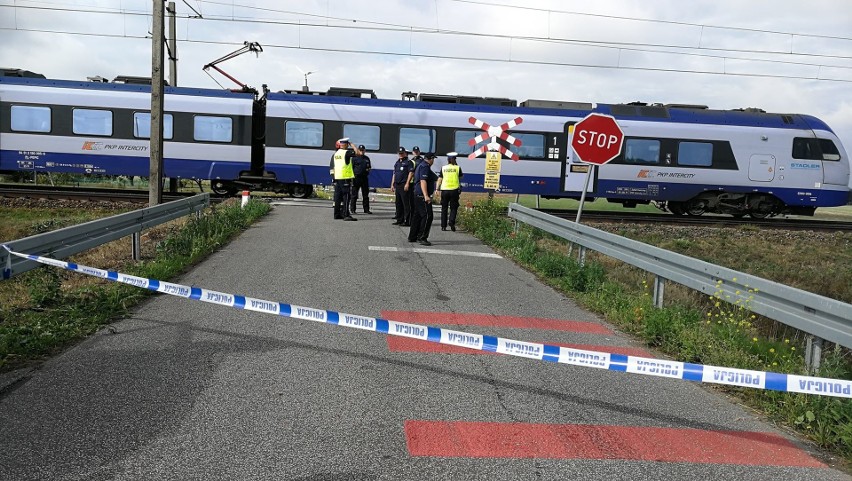 Tragiczny wypadek na przejeździe kolejowym niedaleko Włocławka. Zginęła rowerzystka z dziećmi [zdjęcia]