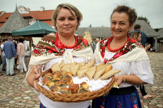 W Skansenie - Święto ChlebaWydarzenie będzie doskonałą okazją do spotkania się rzemieślników piekarstwa i cukiernictwa z woj.lubelskiego z konsumentami. Tak  oto chleb połączy we wspólnym świętowaniu tych, co na co dzień trudzą się by chleb przygotować i tych, którzy pracują by na chleb zarobić.  Nowością będą konsultacje optyczne na temat “Wpływ zdrowego jedzenia na jakość widzenia”. W programie: msza święta, rozpoczęcie warsztatów i pokazów, degustacje, jarmarkowe stragany oraz badania okulistyczne. niedziela, Muzeum Wsi Lubelskiej, godz. 9.00 - 18.00, bilety 6-12 zł.