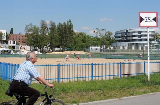 Sezon na miejskiej plaży w Toruniu jeszcze się oficjalnie nie zaczął, ale słońce kusi już pierwszych plażowiczów