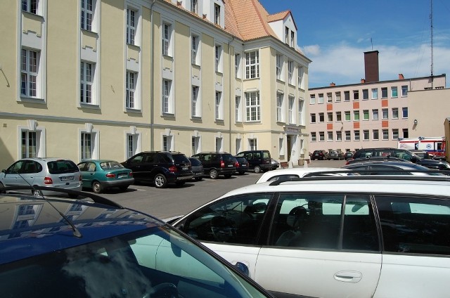 Parking przy szpitalu powiatowym w Drawsku Pomorskim. Trudno tu o wolne miejsce, a kopert dla niepełnosprawnych nie ma. Wczoraj starosta drawski obiecał nam, że zajmie się tym tematem.