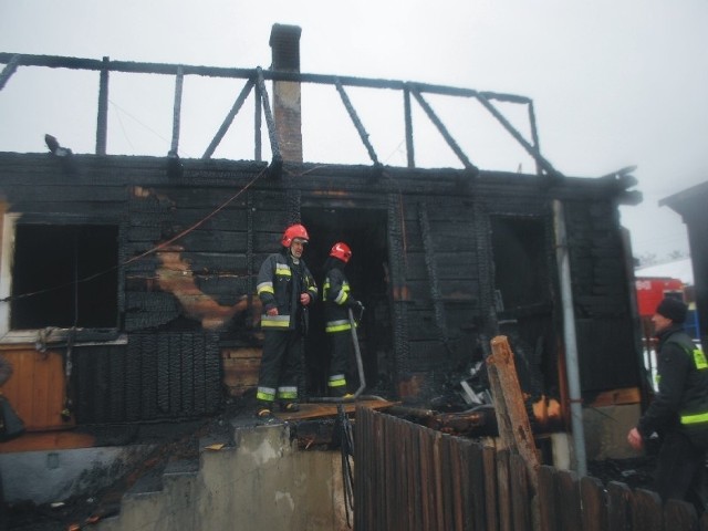W pożarze domu w Rudzie Różanieckiej zginęło dwóch mężczyzn, trzeci trafił do szpitala.
