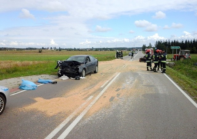 W wypadku ranny został kierowca ciągnika, w którego naczepę uderzył volkswagen.