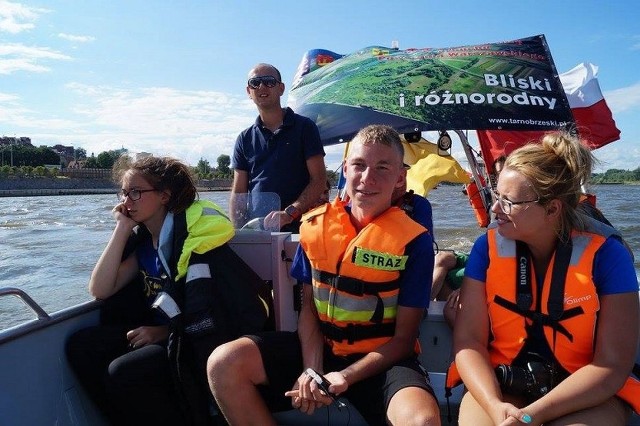 W spływie na dziewięciu łodziach płynęła młodzież i ochotnicy.  Za sterem Paweł Bartoszek, starosta powiatu tarnobrzeskiego.