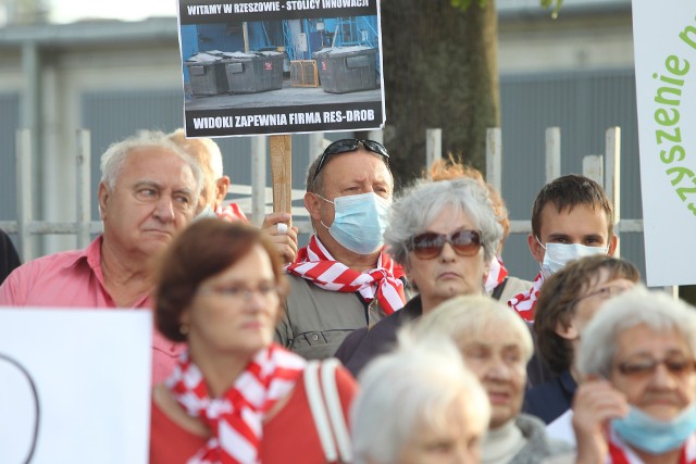 Mieszkańcy osiedli 1000-lecia i Króla Augusta oraz Stowarzyszenie "Nasz czysty i zdrowy Rzeszów" zorganizowały w środę manifestację "Stop fetorowi i Res-Drobowi". - Manifestujemy, żeby zwrócić uwagę na od lat nierozwiązany problem, nieustanny obrzydliwy fetor i trwający całą dobę hałas, z jakim od lat bezsilnie zmagają się mieszkańcy centrum Rzeszowa - miasta znanego z czystości i pro ekologicznych rozwiązań - tłumaczą. Protestowało około 200 osób.Czytaj także: Ciąg dalszy skarg mieszkańców na Res-Drob. Firma tłumaczy