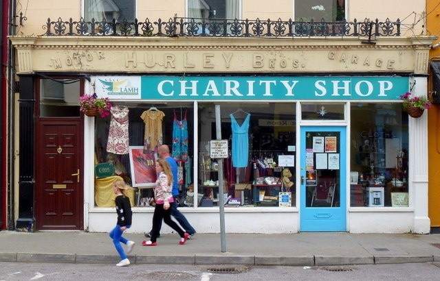 Do sklepu charytatywnego oddać można ubrania, książki,...
