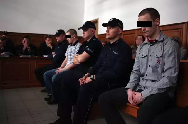 Oskarżeni na sali rozpraw krakowskiego sądu: Grzegorz B. ps. "Burek" (z lewej) i Sebastian K. ps. "Dida" w otoczeniu policji