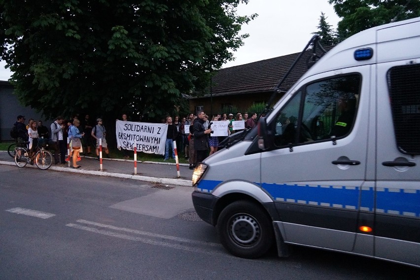 Kraków. Protest pod komendą policji w obronie skłotersów [ZDJĘCIA, WIDEO]