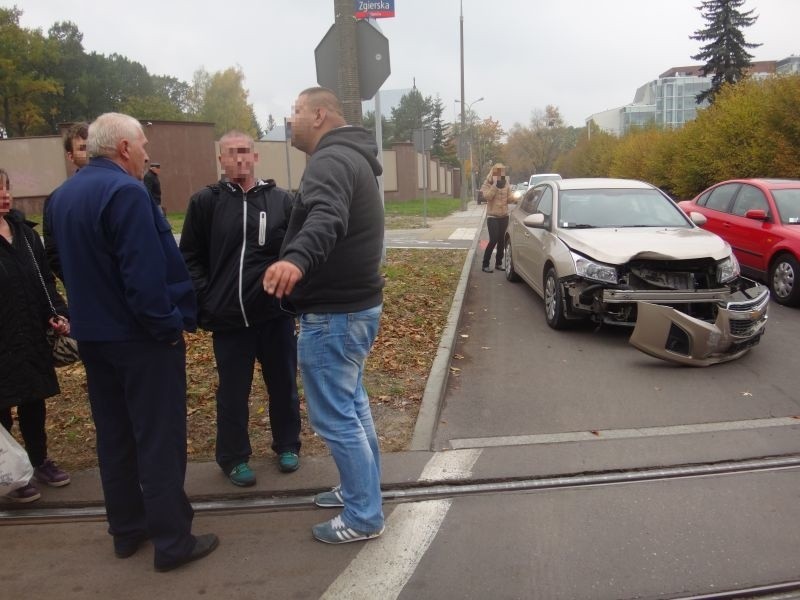 Wypadek na św. Teresy. Chevrolet uderzył w tramwaj [zdjęcia]