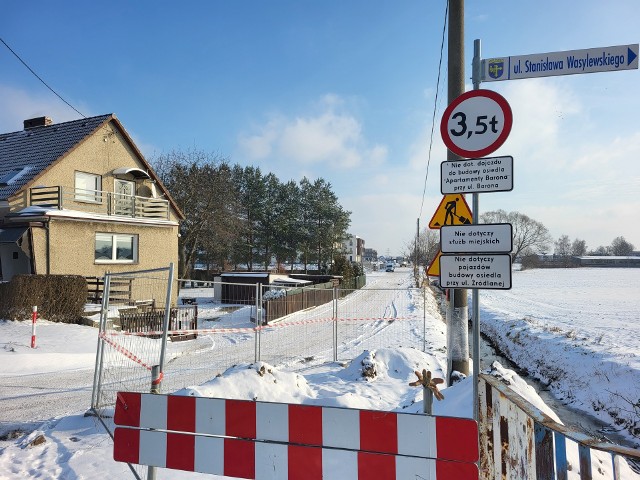 Jeszcze kilka lat temu było tutaj zaledwie kilka domów, a po drodze praktycznie nie jeździły samochody. Dziś ul. Barona to główna arteria komunikacyjna dla nowych osiedli deweloperskich w tej części miasta