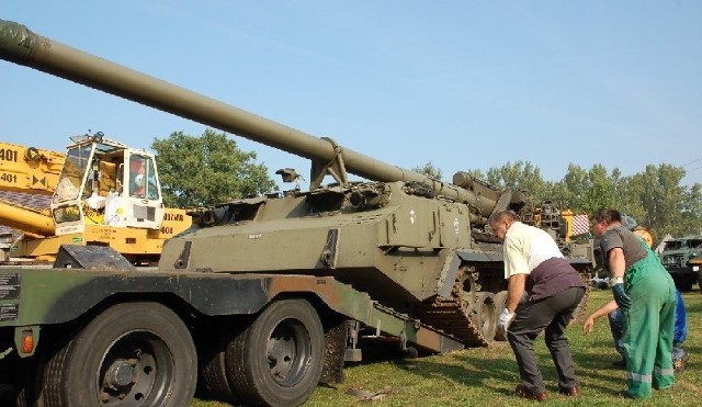 Zasięg radzieckiej armaty Pion, zwanej również Piwonią, to przeszło 40 kilometrów. A sam pojazd waży 46 ton i należy do najcięższych na świecie