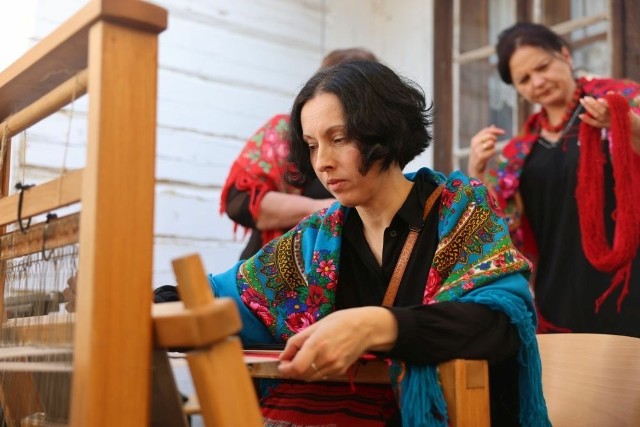 W Zagrodzie Czernikiewiczów w Bodzentynie odbyły się warsztaty tradycyjnego tkania na krośnie.