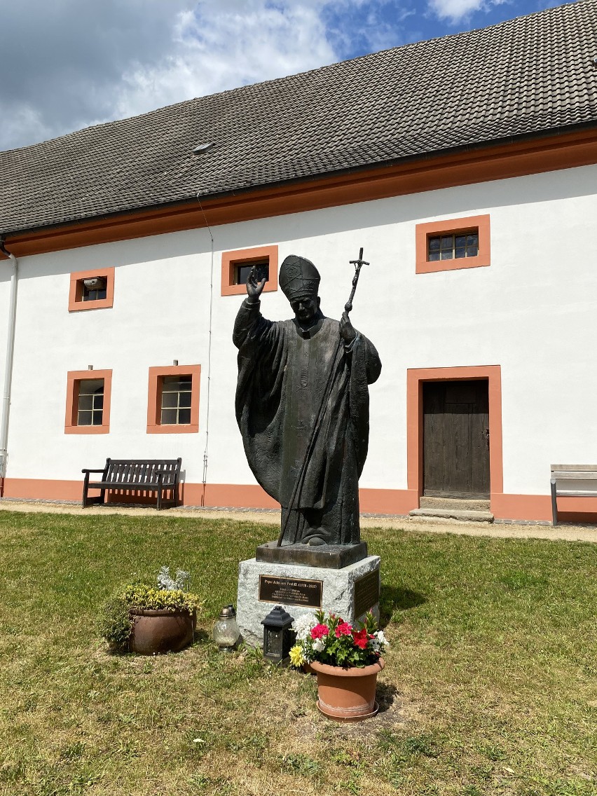 Pomnik Jana Pawła II w klasztorze w Ostritz >>>