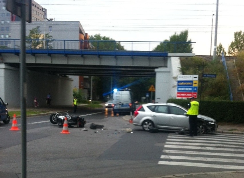 Wrocław: Groźny wypadek na Strzegomskiej. Motocyklista wpadł pod samochód (FOTO)