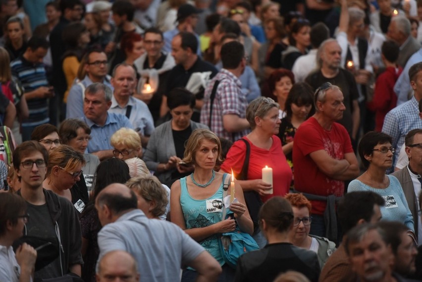 Łańcuch światła znowu w Poznaniu. Mieszkańcy zebrali się na...