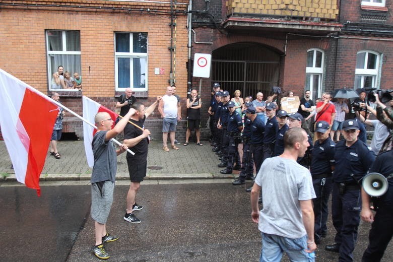 Protest przed spektaklem "Klątwa" w Teatrze Rozrywki w...