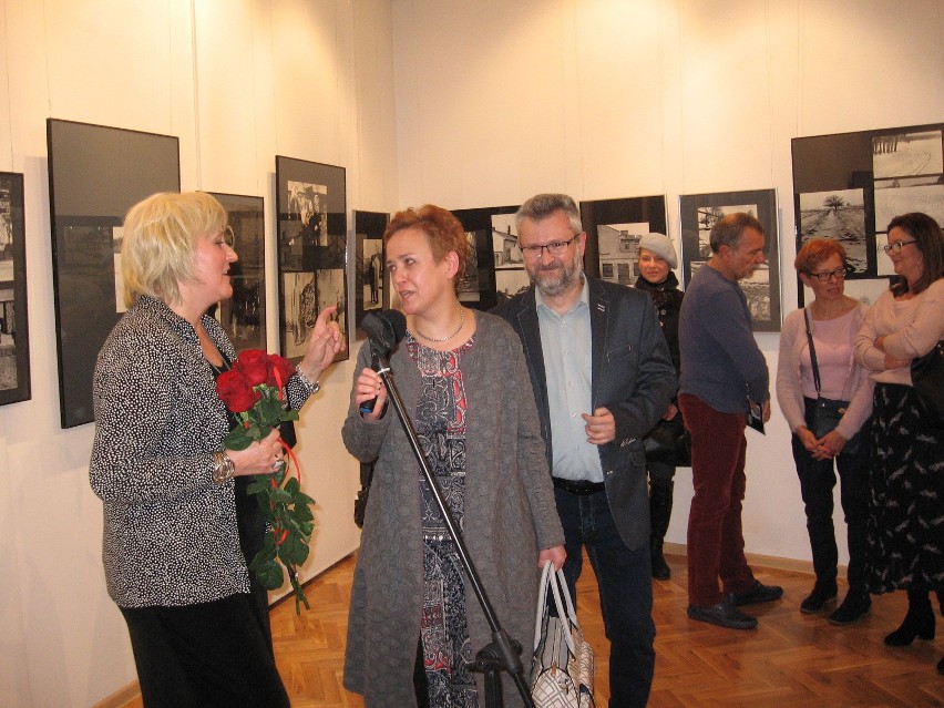 Podczas wernisażu: od lewej -Elżbieta Raczkowska, Dorota i...