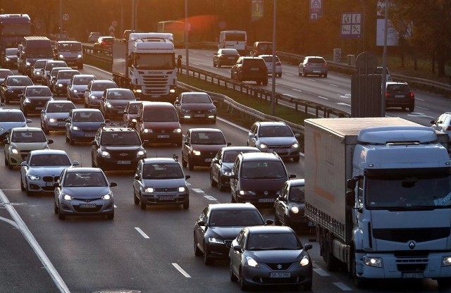 Na kolejnych planszach sprawdź TOP 12 miast w Polsce, gdzie kolizji jest najwięcej. Firma ubezpieczeniowa Ubea na podstawie danych GUS policzyła, gdzie takich zdarzeń jest najwięcej i ostrzega: to też ma wpływ na wysokość ubezpieczenia OC! Na dodatek w pierwszej dziesiątce miast, gdzie stłuczek jest najwięcej, są aż dwa z woj. śląskiego.Przesuwaj zdjęcia w prawo - naciśnij strzałkę lub przycisk NASTĘPNE